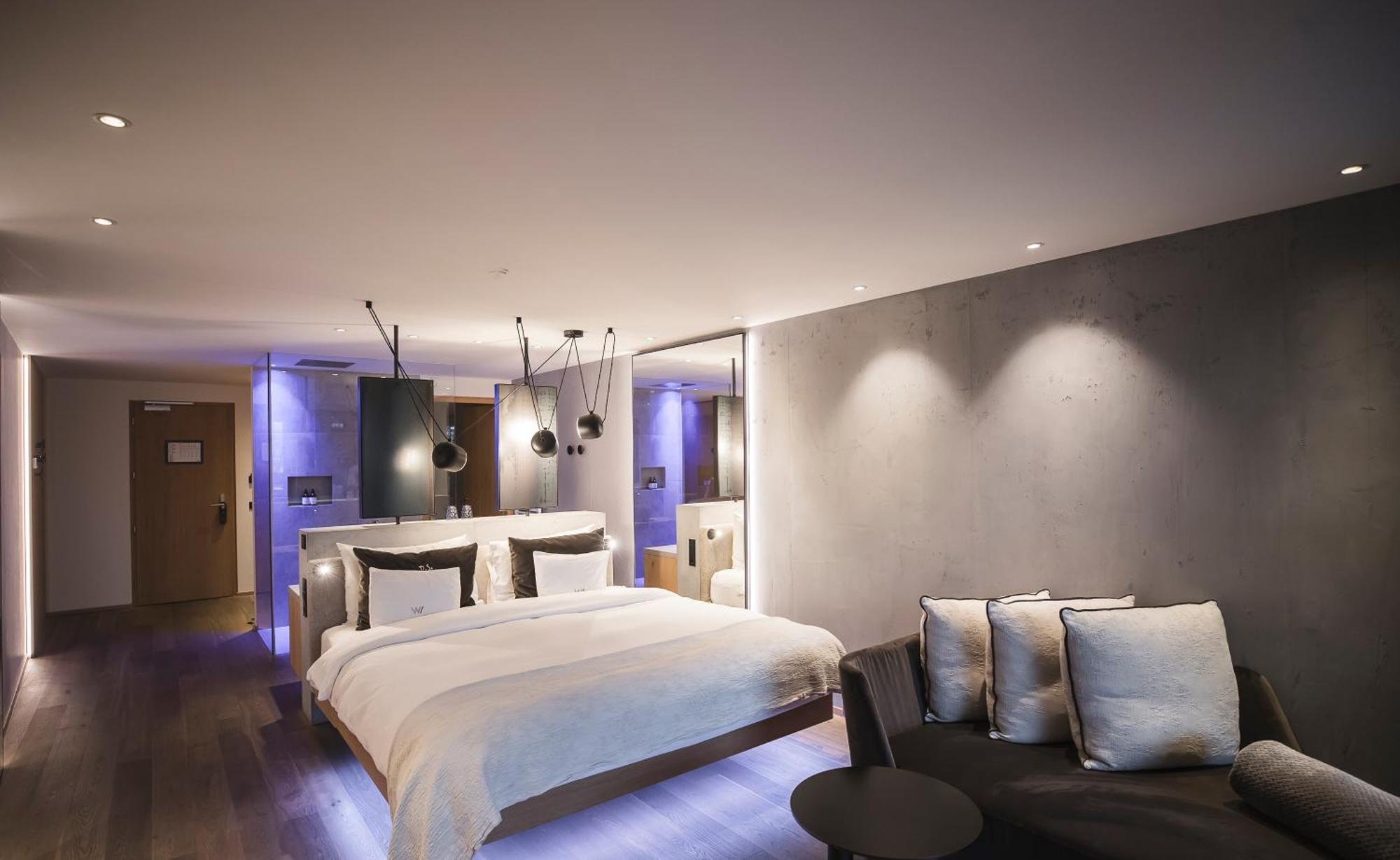 Suite Hot Tub,1604087323:JPEG